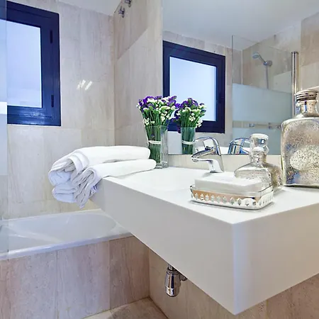 Apartment Rentals - Private Pool And Garden Center Barcelona